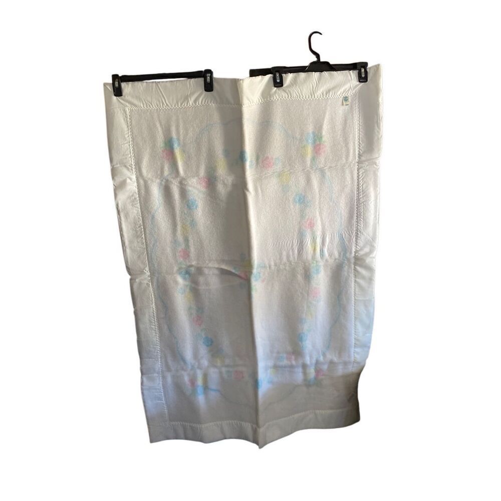 Quiltex NWOT vintage white floral, print satin trim, blanket ￼￼